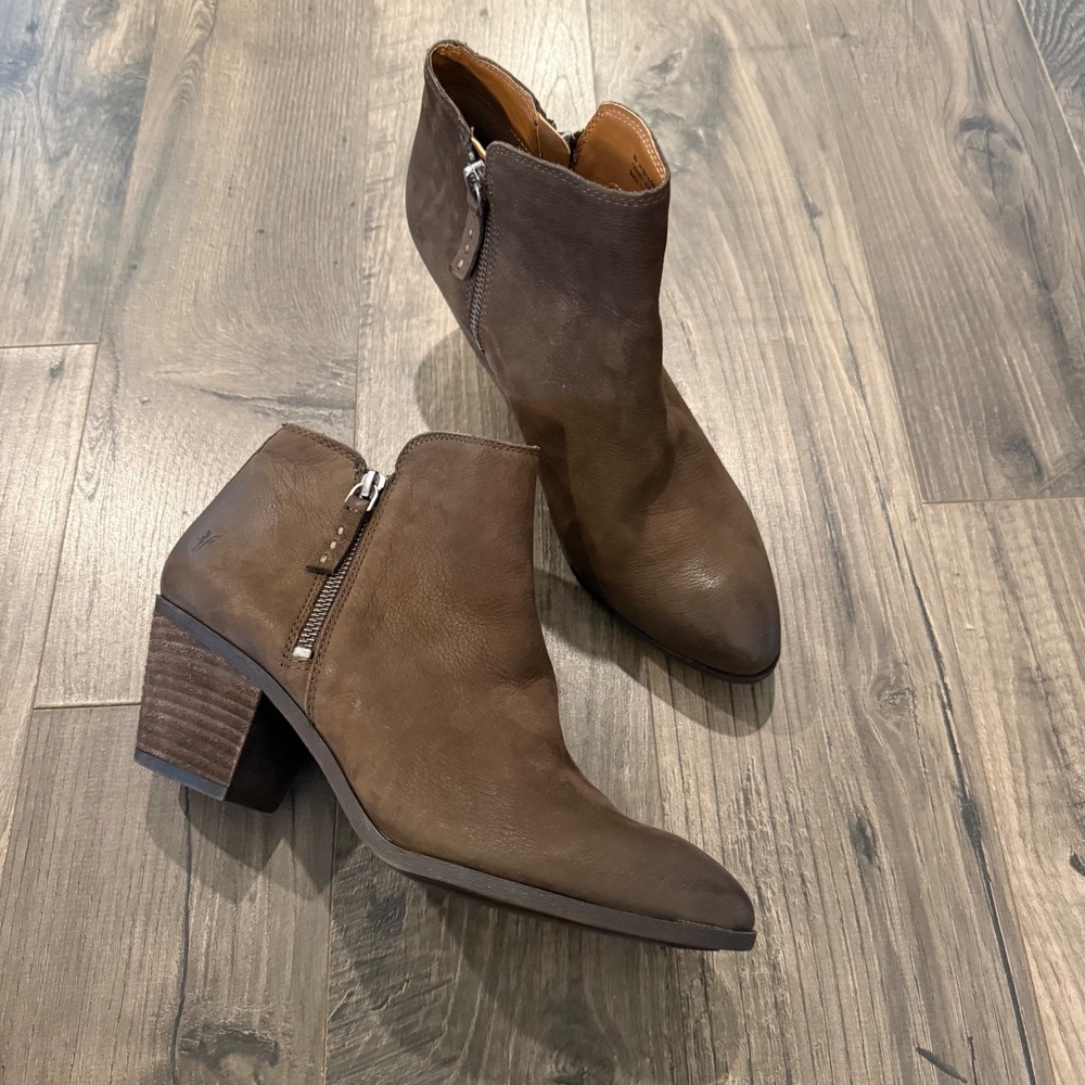 Frye Judith Zip Bootie ankle boots 9M Brown Leather Stacked Heel 3470014-DBN